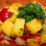 Salade de pâtes composée d’œufs, thon, tomates et poivrons
