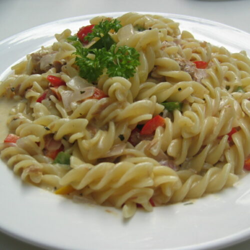 Salade de pâtes composée: thon, oeufs, poivron et tomates
