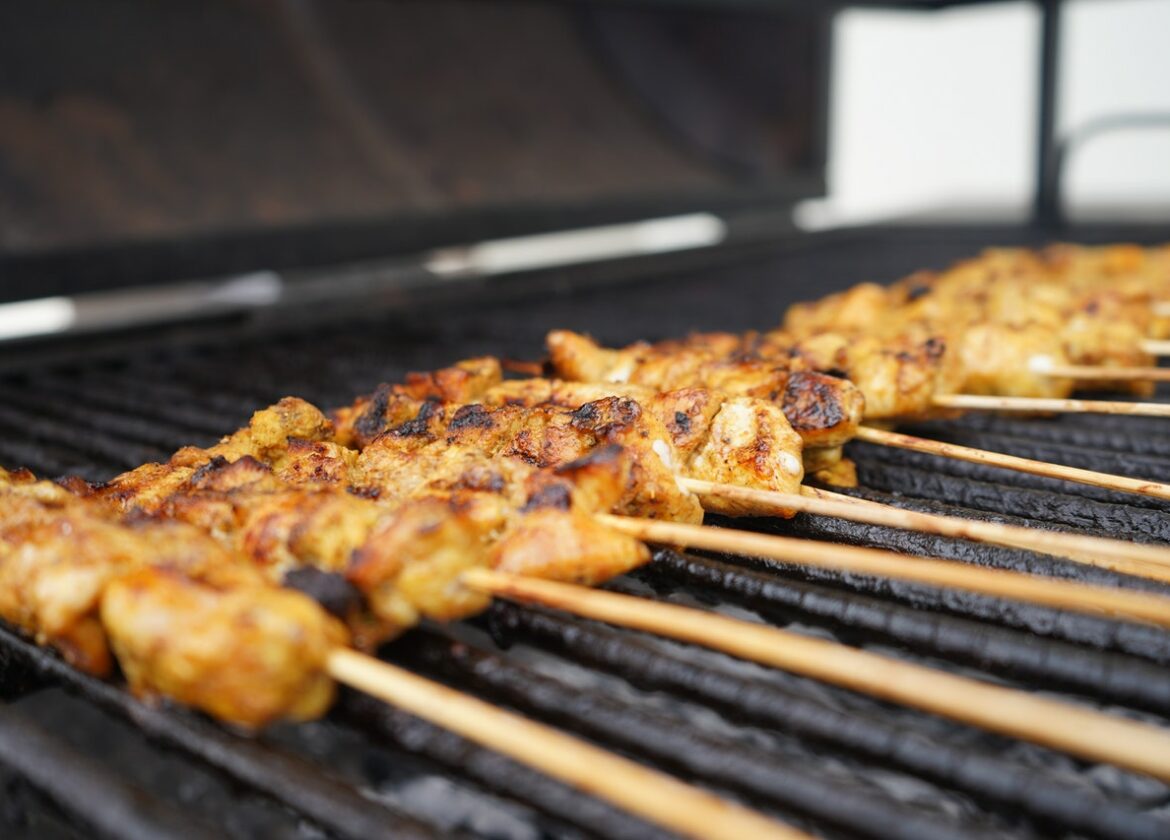 Brochettes de poulet, sauce cacahuètes et lait de coco