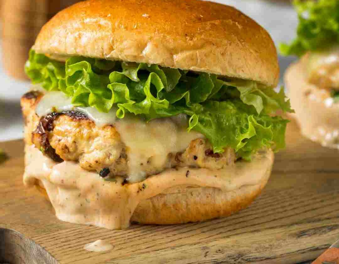 Burger poulet salade