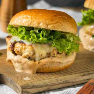 Burger poulet salade